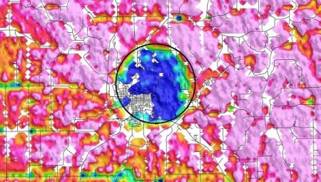 Карта электропроводности недр в районе города Декора, штат Айова, на которой виден абрис метеоритного кратера (© U.S. Geological Survey)