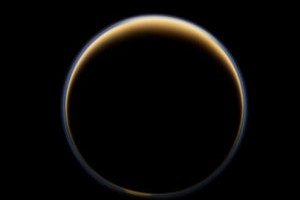 Кассини обнаружил на Титане пропилен (вид на Титан с теневой стороны) / nasa.gov